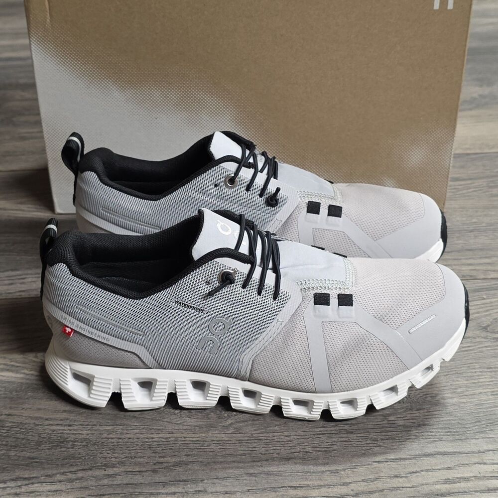 NEW On Running Women's Cloud 5 Waterproof Sneakers Shoes Size 6 - GLACIER/WHITE